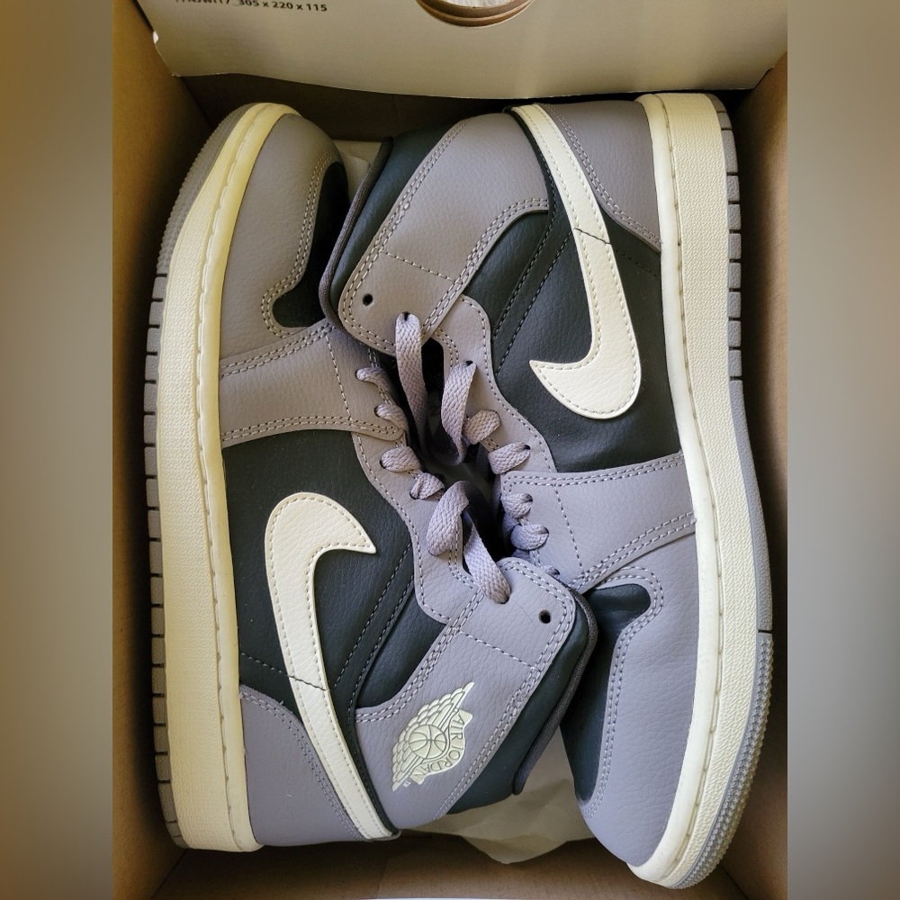 Nike WMNS Air Jordan 1 Mid - Cement Grey and Anthracite